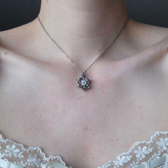 Vintage antique silver and quartz round fairy necklace with a small silver chain - Picture 1 of 8